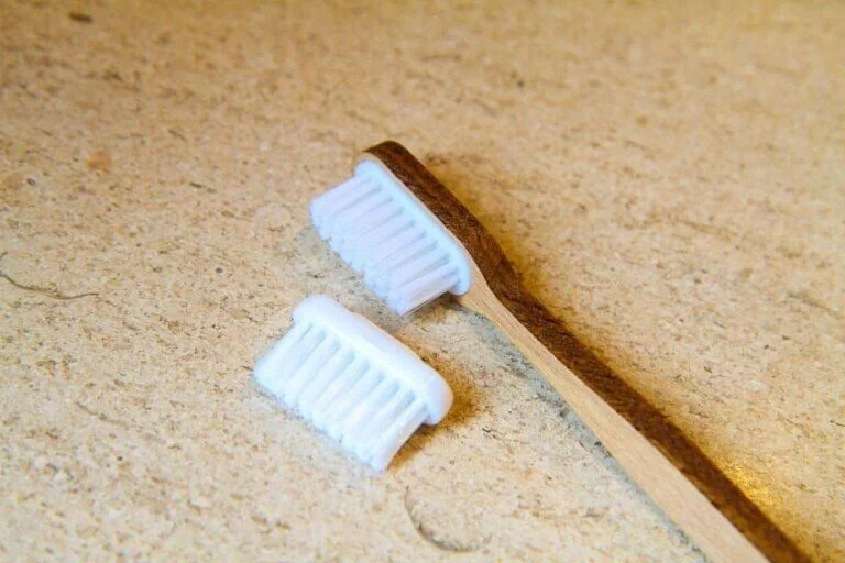 Brosse à dent en bois avec tête de rechange