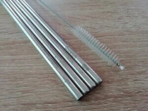 Des pailles en inox avec leur goupillon