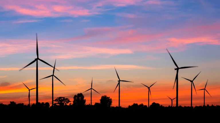 Des éoliennes dans le crépuscule