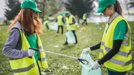 Des femmes qui ramassent des déchets dans la nature