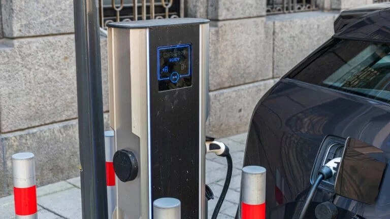 Recharge d'une voiture électrique à une borne