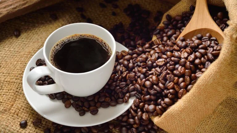 Tasse à café et grains de café